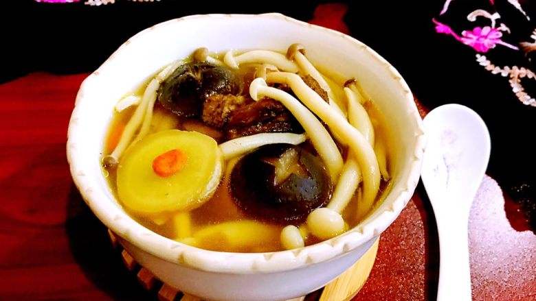 野生菌汤的做法