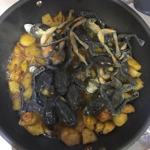 蛤蟆炖土豆的做法