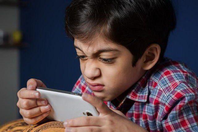 小孩子喜欢玩手机怎么办