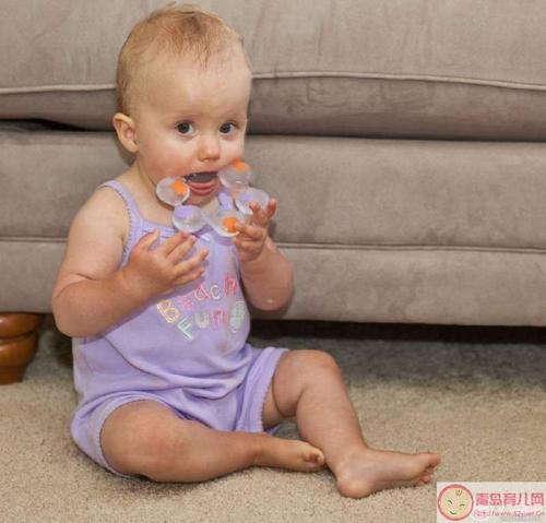 小孩子乱咬东西怎么办啊