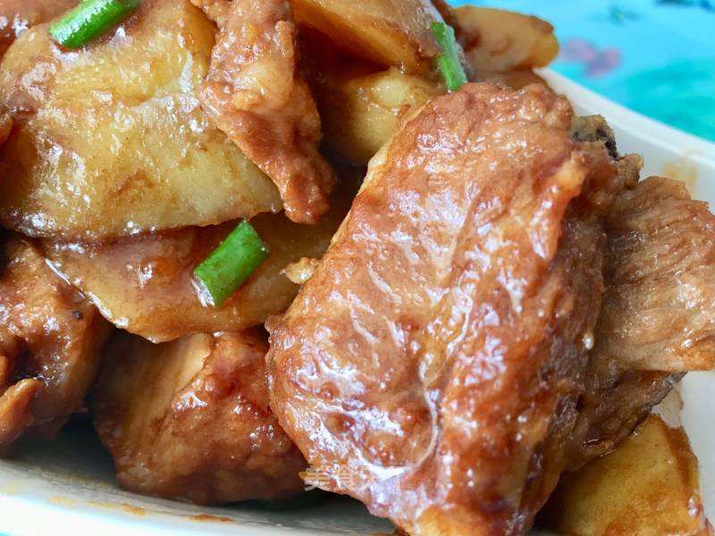 土豆烧排骨的做法