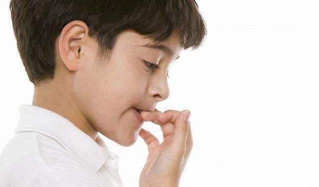 孩子总是啃指甲怎么办
