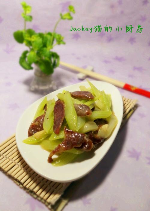 西芹炒腊肠的做法