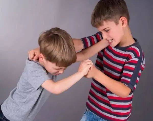小孩子打人怎么教育