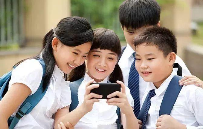 孩子老玩手机怎么教育