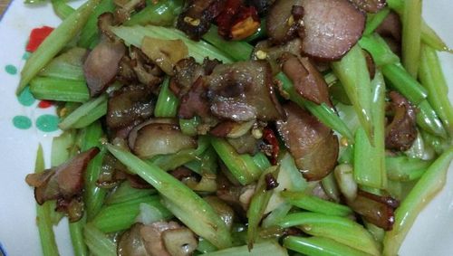 西芹腊肉的做法