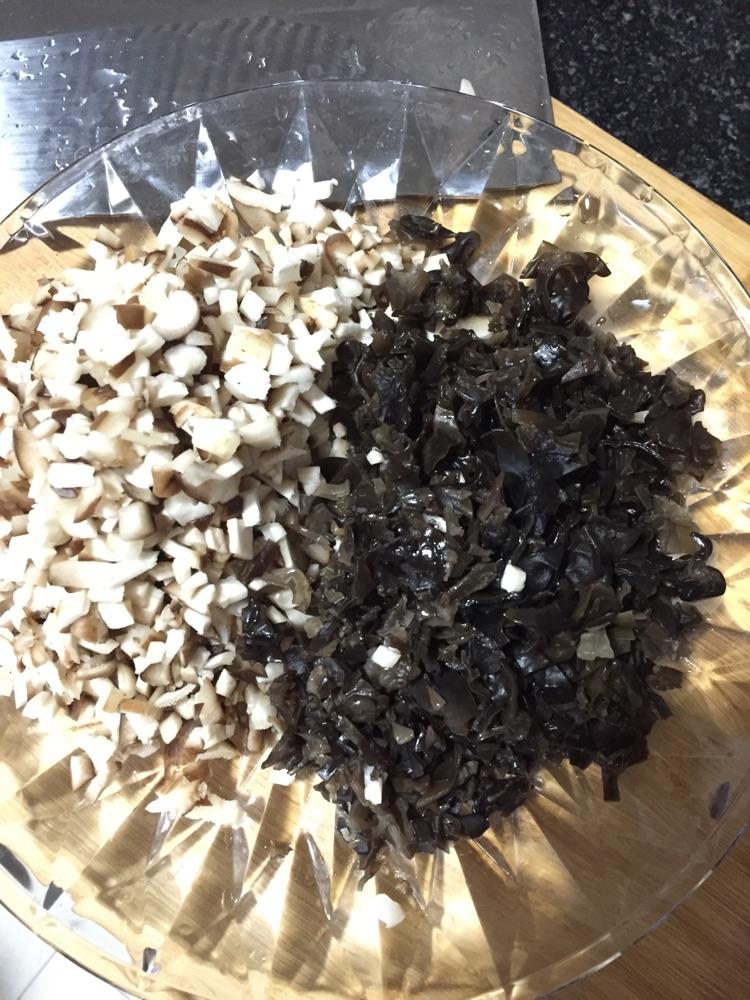 香菇木耳馅饺子的做法