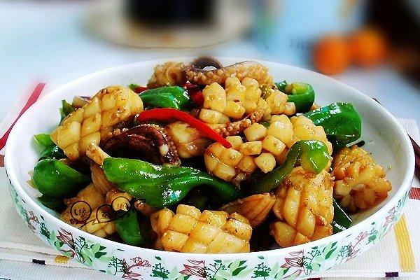 鱿鱼炒青椒的做法