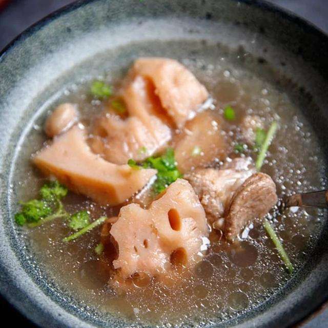 莲藕排骨汤的做法