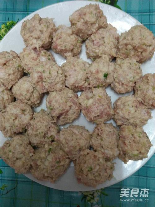 芹菜丸子的家常做法