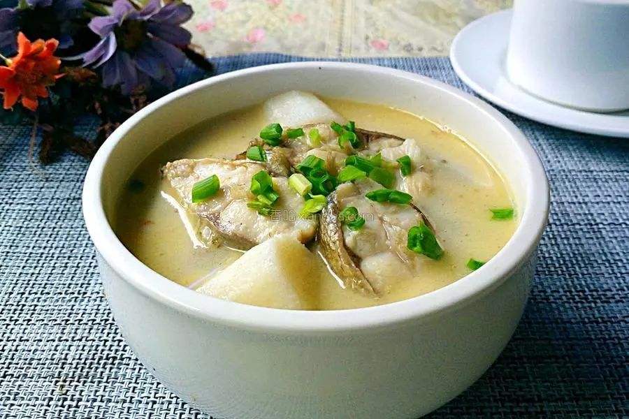 炖鱼汤的做法