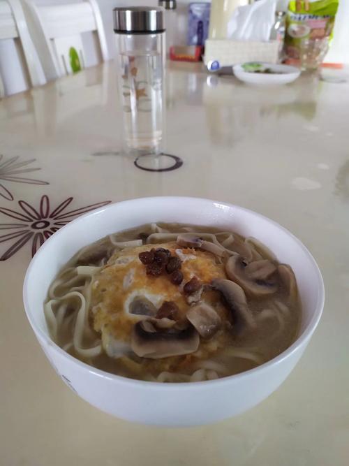 口蘑面的做法