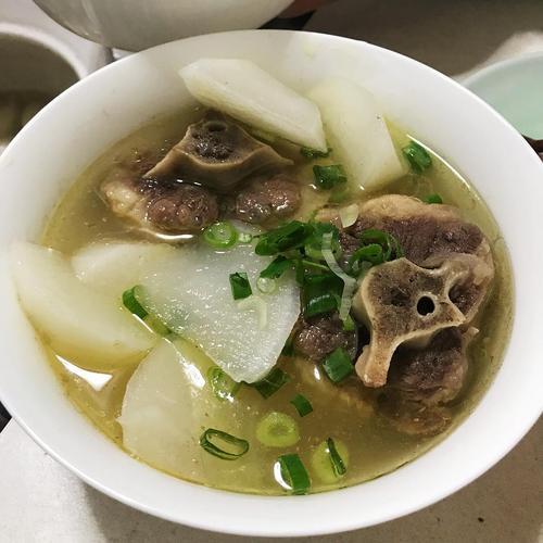 牛尾骨萝卜汤的做法