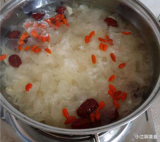 红枣银耳汤的做法