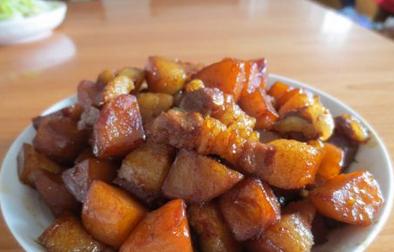 土豆炖五花肉的做法