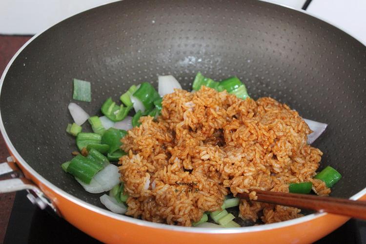 酱香炒饭的做法