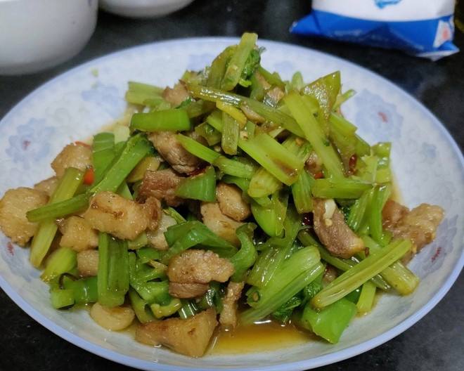 芹菜炒肉的做法