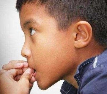 孩子咬手指甲怎么办