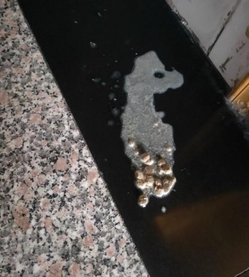 猫咪吐的是黑色的东西怎么办