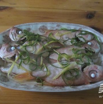 微波炉蒸鱼的做法