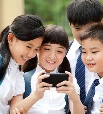 孩子老玩手机怎么教育