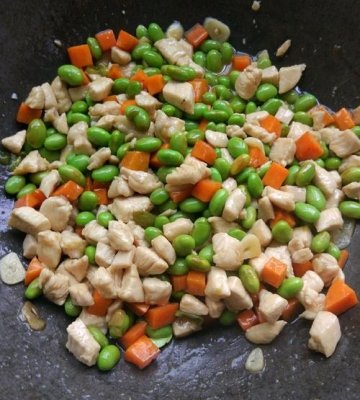 青豆炒鸡肉的做法