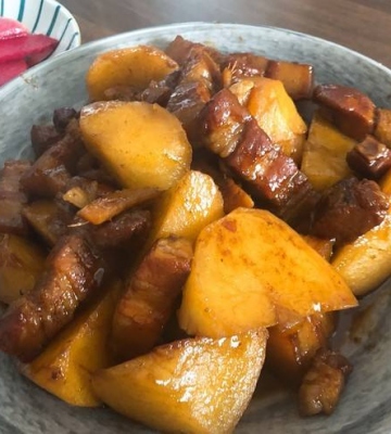 五花肉土豆的做法