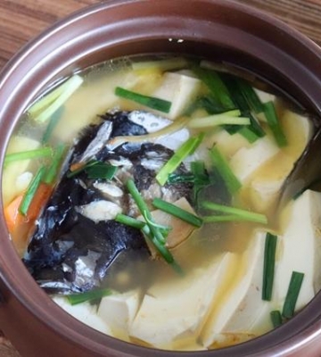 砂锅鱼头豆腐煲的做法