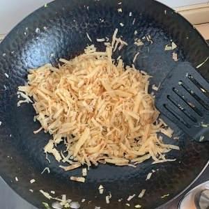 鸡蛋炒饼子的做法