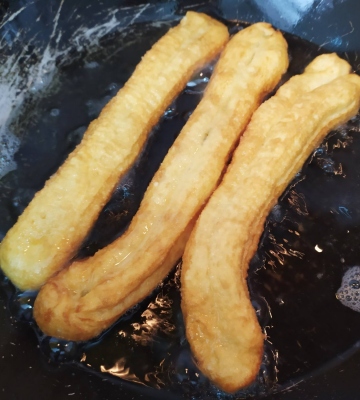 炸油条的做法