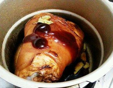 炖肘子的做法