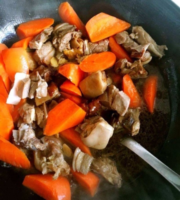 胡萝卜炖羊肉的做法
